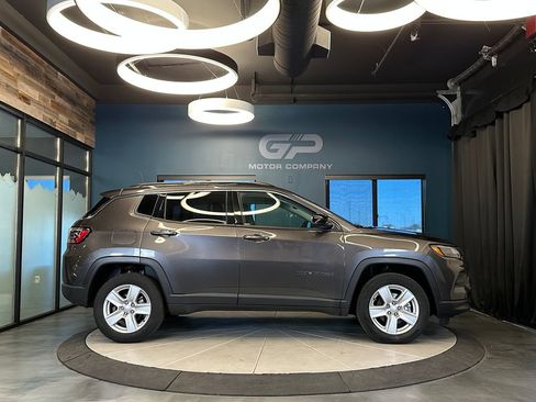 Used 2022 Jeep Compass Latitude AWD/4WD image 2