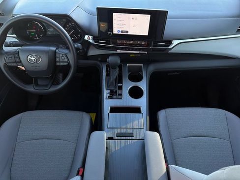 Used 2026 Toyota Sienna LE FWD image 9