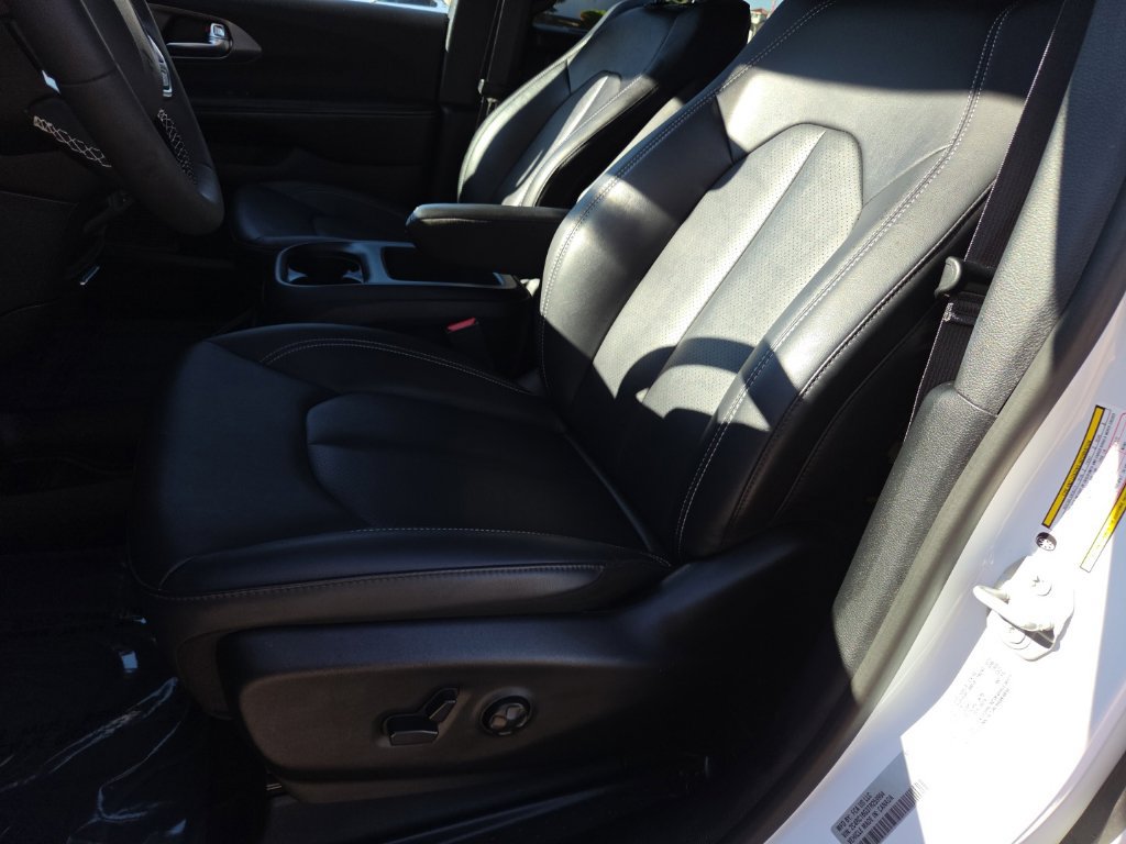 Certified 2026 Chrysler Pacifica Select FWD image 13