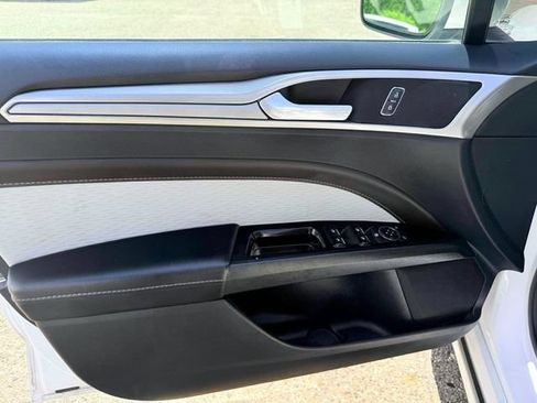 Used 2020 Ford Fusion SE w/ Equipment Group 151A FWD image 16