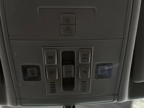 Used 2018 Volkswagen Tiguan SE w/ Panoramic Sunroof Package image 39