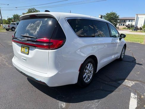 Used 2023 Chrysler Pacifica Touring-L FWD image 9