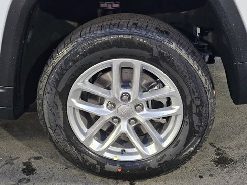 New 2025 Jeep Grand Cherokee L Laredo image 9