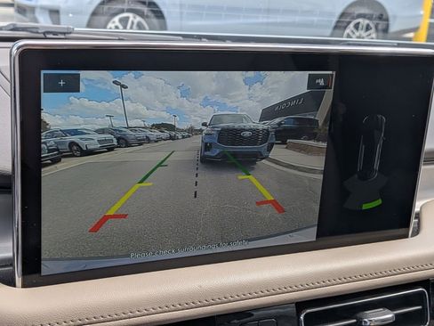 Used 2023 Lincoln Nautilus FWD w/ Premium Package image 12