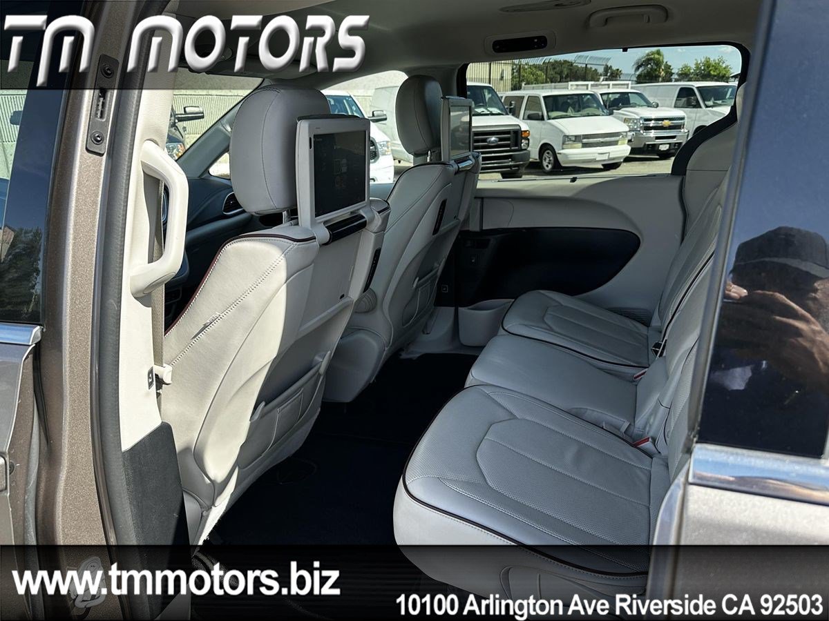 Used 2017 Chrysler Pacifica Limited w/ UConnect Theater Package FWD image 8