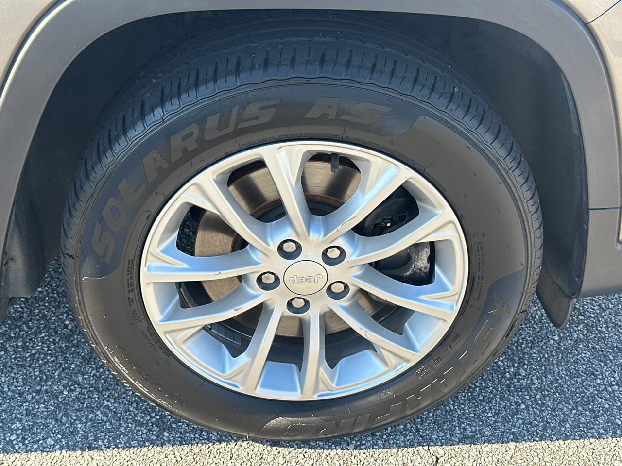 Used 2019 Jeep Cherokee Latitude w/ Popular Appearance Group FWD image 12