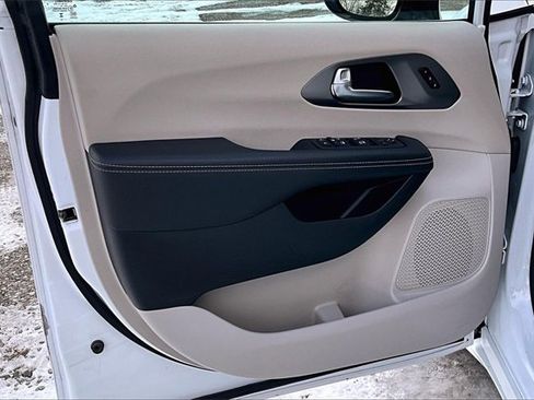 Used 2024 Chrysler Pacifica Touring-L image 23