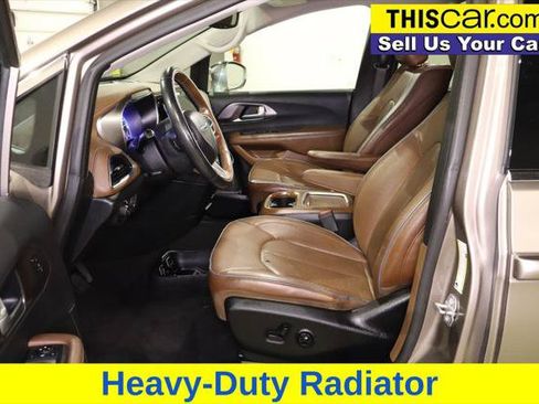 Used 2018 Chrysler Pacifica Limited w/ Tire & Wheel Group FWD image 25