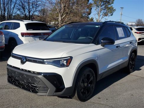 Certified 2025 Volkswagen Taos SE image 33