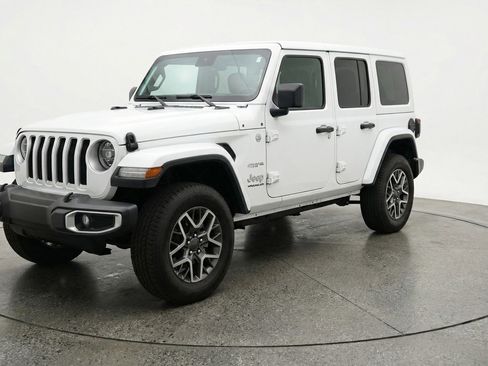 Used 2025 Jeep Wrangler Sahara image 3
