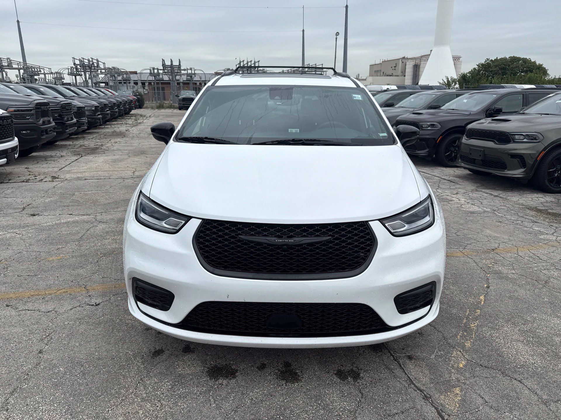 Used 2025 Chrysler Pacifica Limited FWD image 2