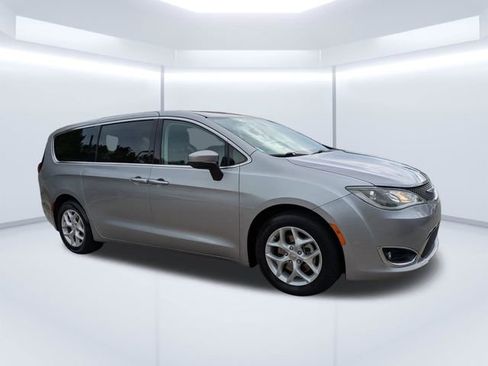 Used 2017 Chrysler Pacifica Touring Plus w/ Tire & Wheel Group FWD image 1