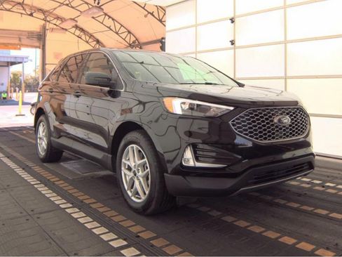 Used 2023 Ford Edge SEL w/ Convenience Package image 4