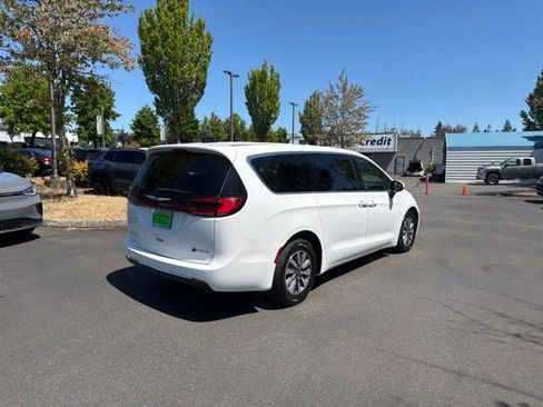 Used 2023 Chrysler Pacifica Touring-L FWD image 6