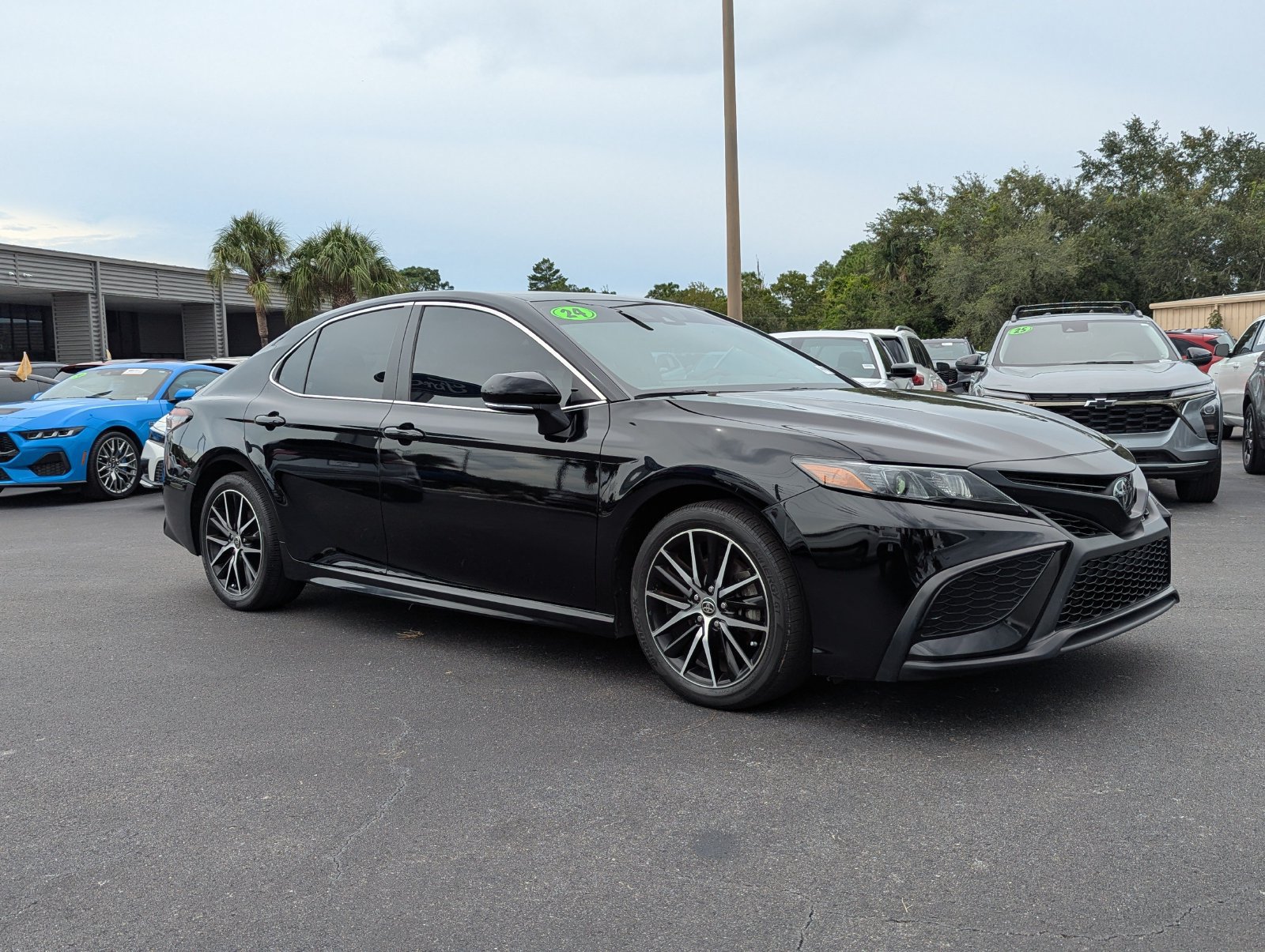 Used 2024 Toyota Camry SE w/ Convenience Package FWD image 2
