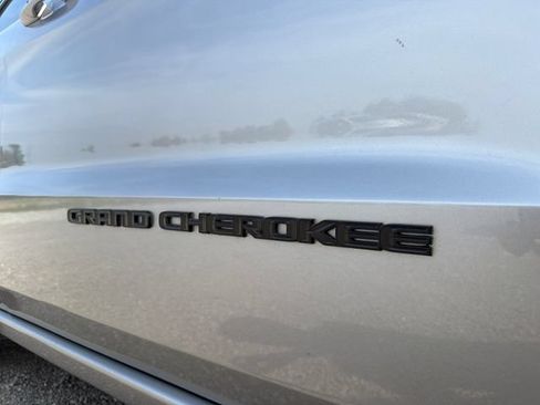 Used 2021 Jeep Grand Cherokee Laredo X AWD/4WD image 4