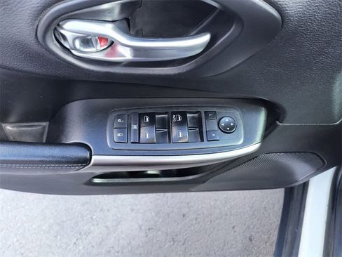 Used 2019 Jeep Cherokee Latitude w/ Popular Appearance Group image 13