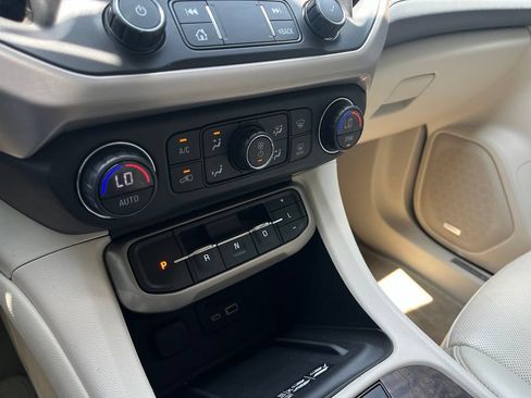 Used 2021 GMC Acadia Denali w/ Denali Technology Package FWD image 23