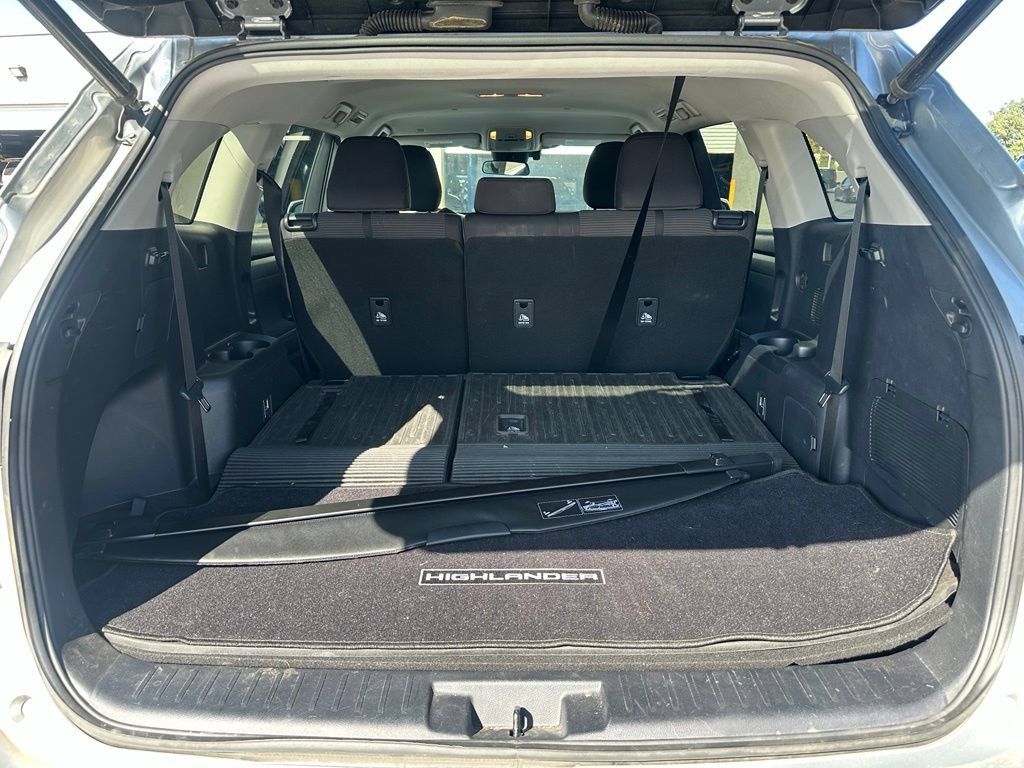 Used 2021 Toyota Highlander LE AWD/4WD image 5