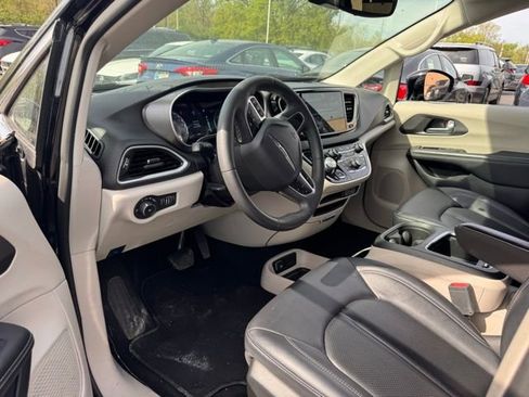 Used 2024 Chrysler Pacifica Touring-L image 12