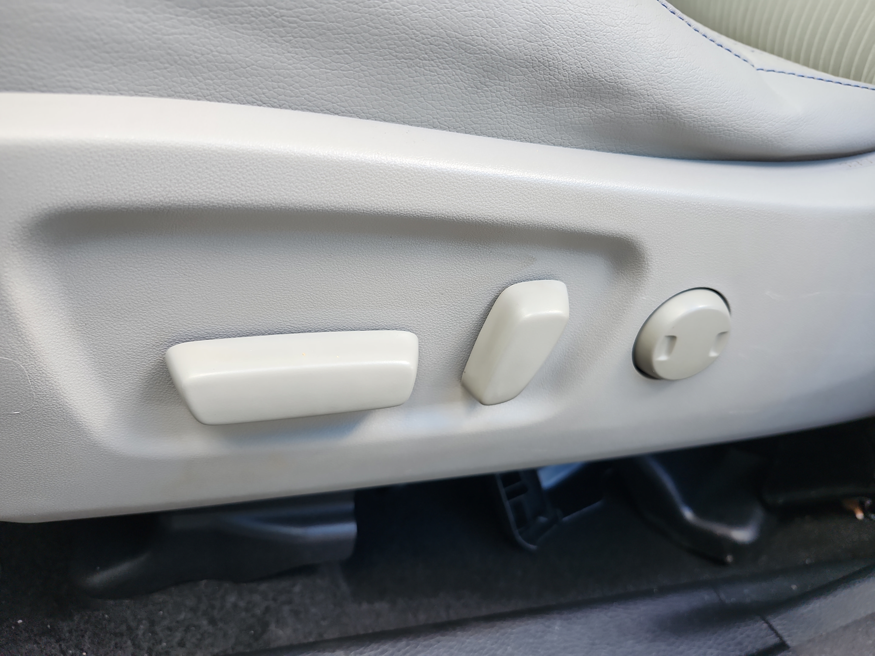 Used 2018 Toyota Highlander Plus FWD image 15