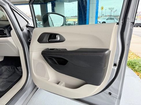 Used 2020 Chrysler Pacifica Touring-L image 21