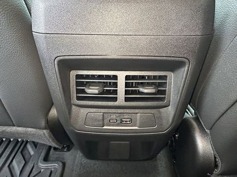 Used 2025 GMC Canyon Denali image 11