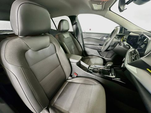 Used 2025 Chevrolet Trax LT FWD image 29