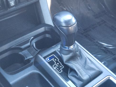 Used 2022 Toyota Tacoma TRD Off-Road w/ Technology Package image 11