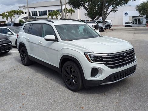 Used 2025 Volkswagen Atlas SE w/ Black Wheel Package image 2