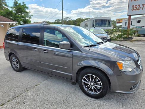 Used 2017 Dodge Grand Caravan SXT image 5