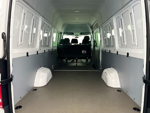 Used 2018 Mercedes-Benz Sprinter 2500 image 33