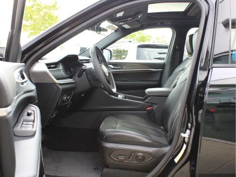 Used 2026 Jeep Grand Cherokee Altitude AWD/4WD image 11