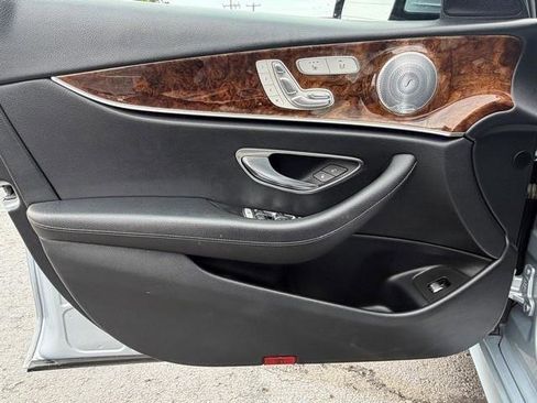 Used 2017 Mercedes-Benz E 300 4MATIC image 9