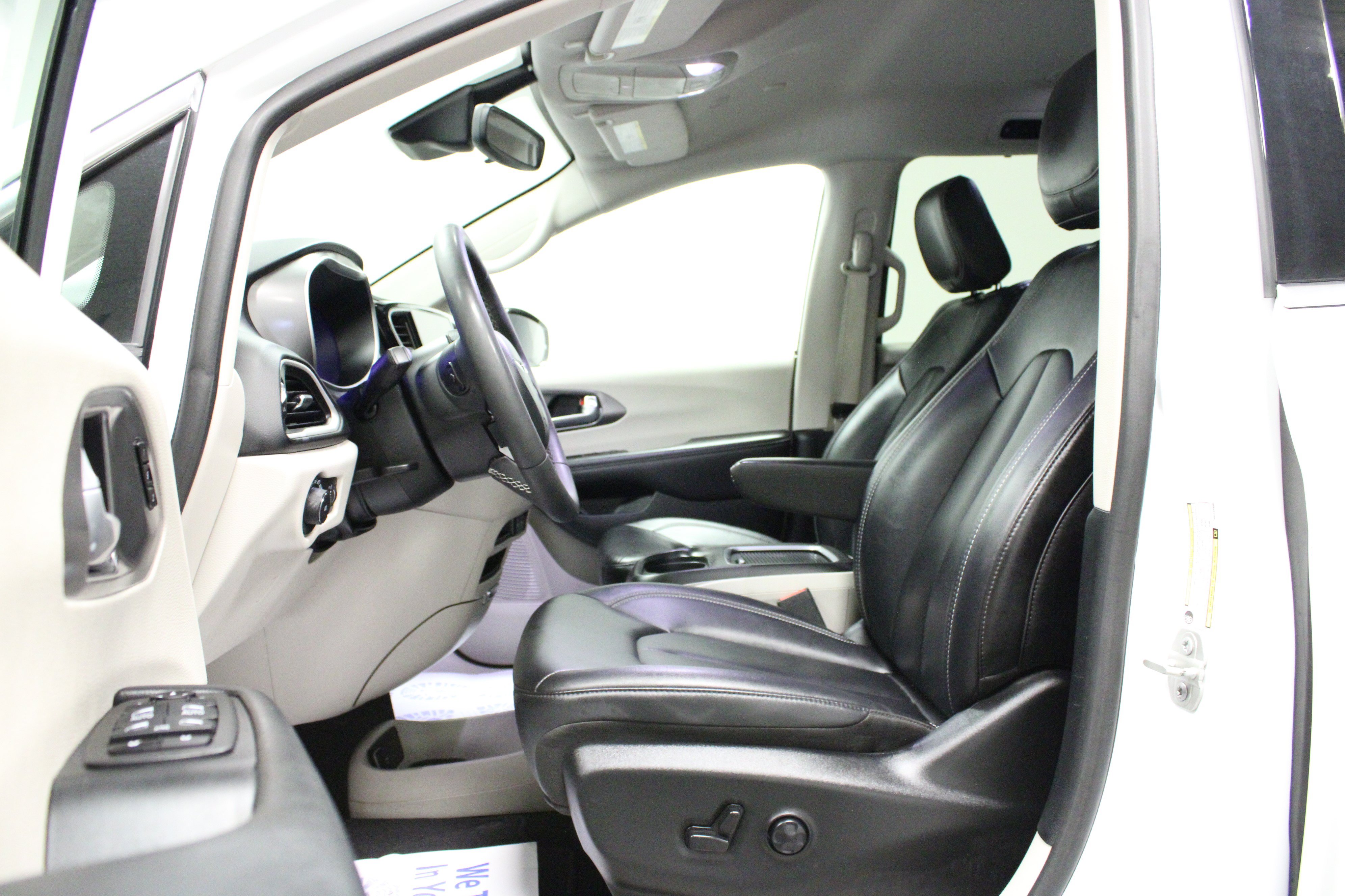 Used 2024 Chrysler Pacifica Touring-L FWD image 12
