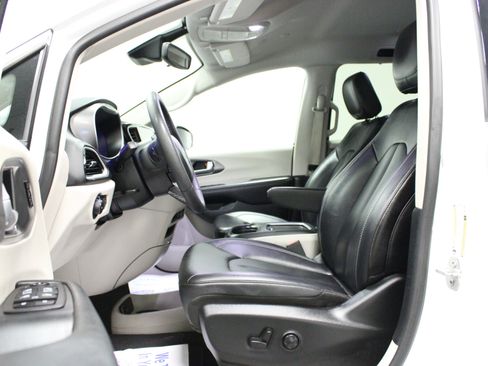 Used 2024 Chrysler Pacifica Touring-L FWD image 12