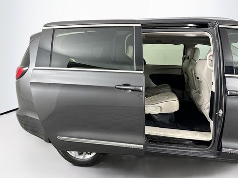 Used 2017 Chrysler Pacifica Limited w/ Advanced Safetytec Group image 33
