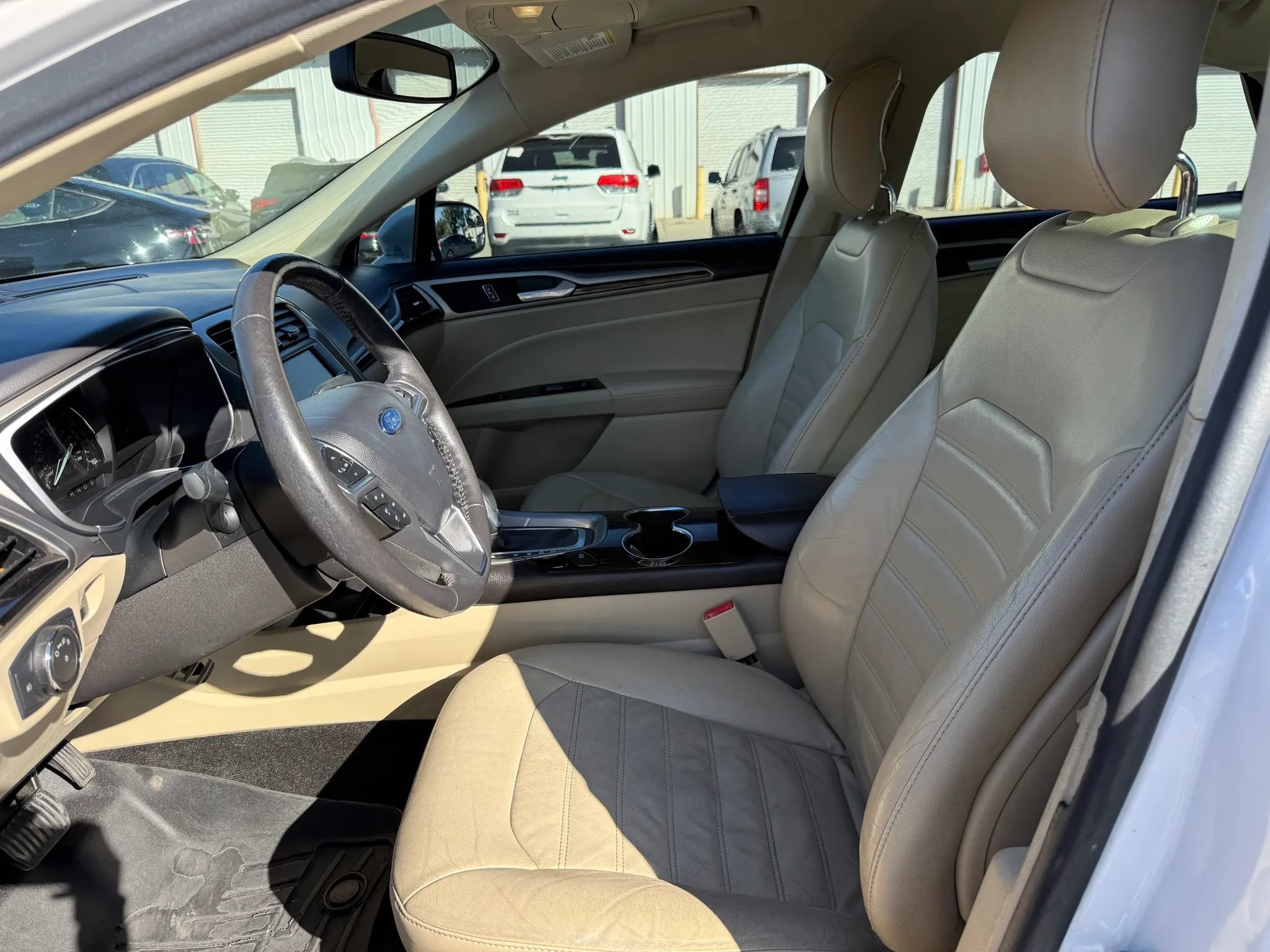 Used 2014 Ford Fusion SE w/ Equipment Group 202A FWD image 2