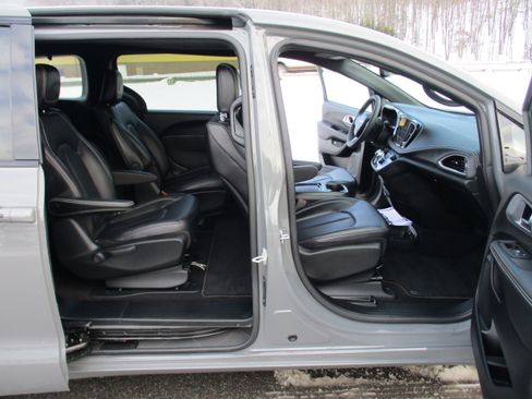 Used 2023 Chrysler Pacifica Touring-L w/ S Appearance Package image 15