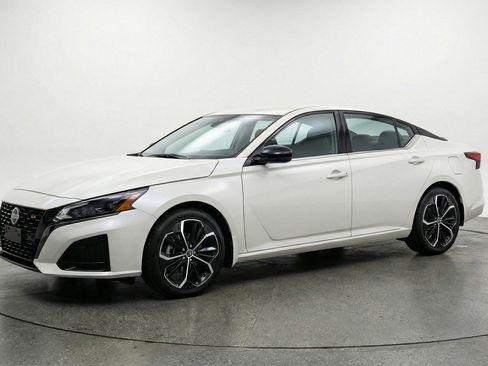 Used 2025 Nissan Altima 2.5 SR FWD image 3
