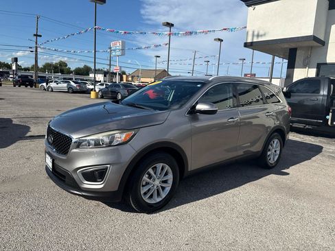 Used 2017 Kia Sorento FWD w/ LX Convenience Package image 2