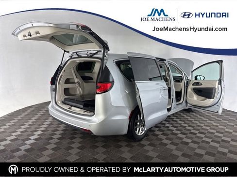 Used 2024 Chrysler Pacifica Touring-L image 16