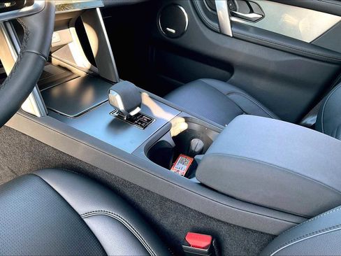 Used 2025 Land Rover Discovery Sport Dynamic SE image 20