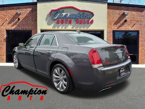 Used 2018 Chrysler 300 Limited RWD image 9