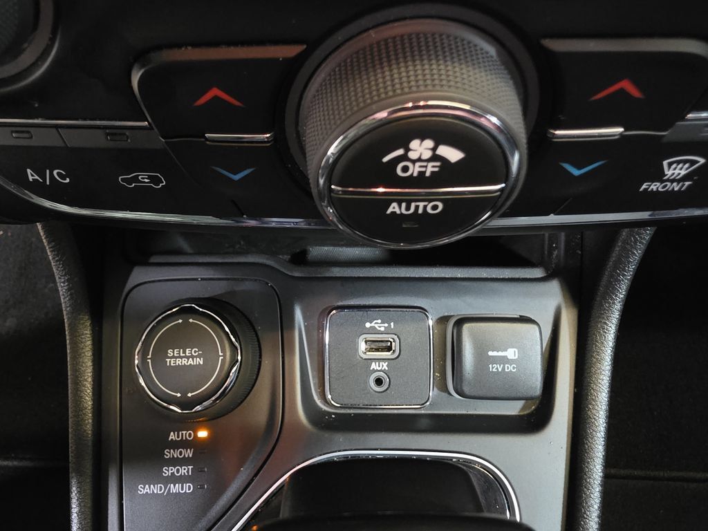 Used 2023 Jeep Cherokee Altitude Lux AWD/4WD image 23