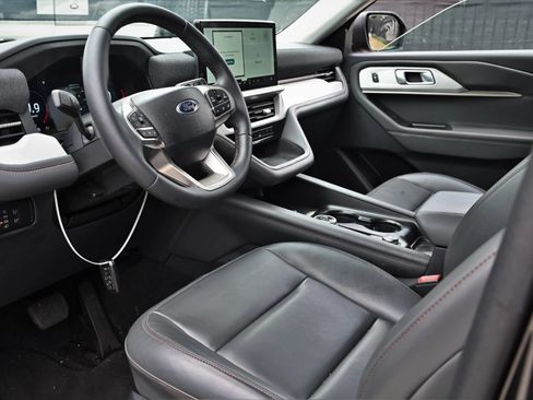 Used 2025 Ford Explorer Active w/ Active Comfort Package RWD image 10