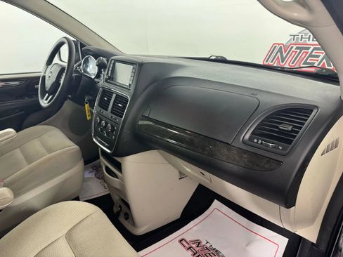 Used 2019 Dodge Grand Caravan SE w/ UConnect Hands-Free Group image 12