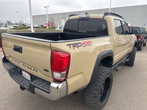 Used 2017 Toyota Tacoma TRD Off-Road image 8