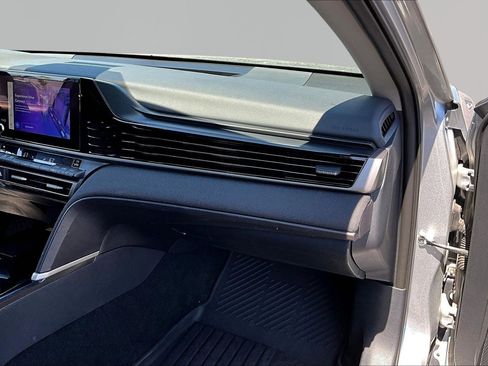 Used 2025 Toyota Camry LE AWD/4WD image 26