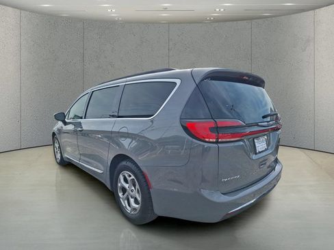 Used 2023 Chrysler Pacifica Limited FWD image 3